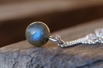 Anhänger, Silber Labradoritkugel 10mm 59,-€ an Kügelchenkette Silber 26,-€