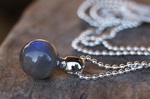 Anhänger, Silber Labradoritkugel 10mm 59,-€ an Kügelchenkette Silber 26,-€